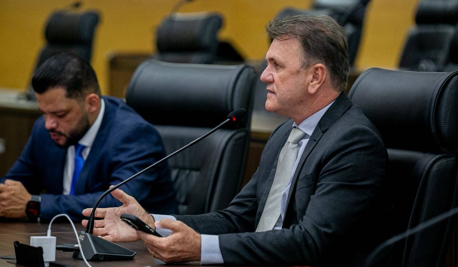 Deputado Luizinho Goebel indica construção de salas e auditório para Escola Gomes Carneiro, em Costa Marques