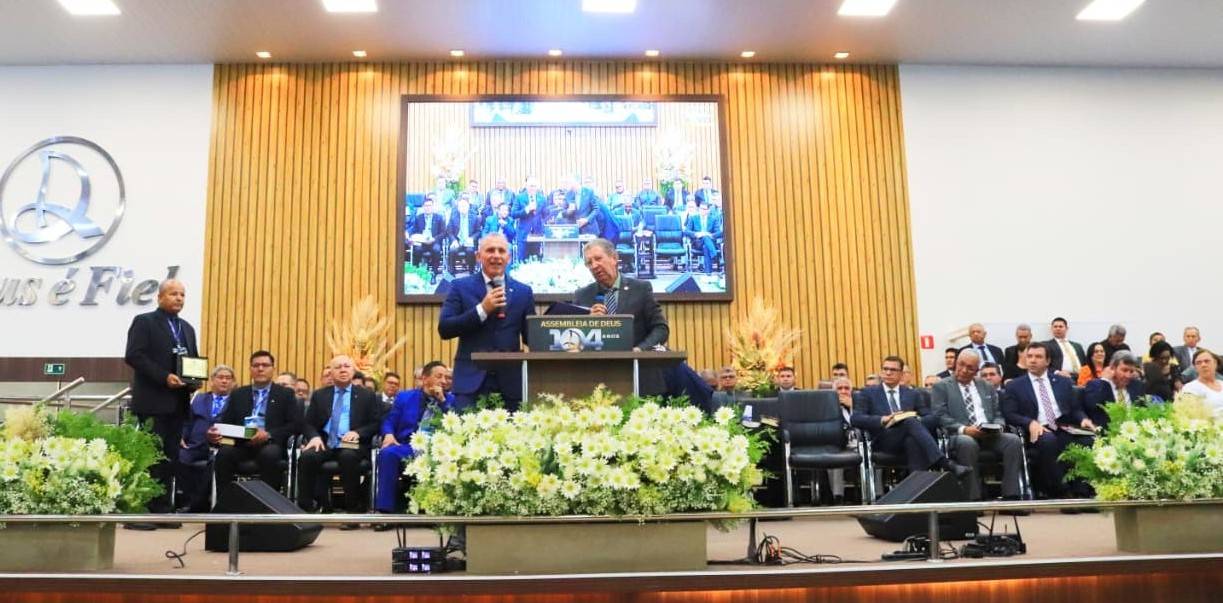 Ezequiel Neiva homenageia os 104 anos da Assembleia de Deus com entrega de voto de louvor e placa comemorativa