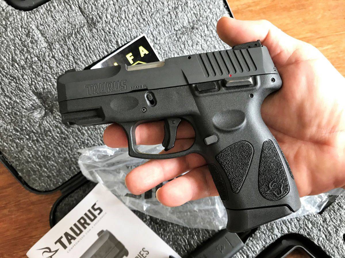 Ao abordar mulher sem CNH, PM prende foragido e encontra arma que teria sido usada para matar rapaz de 20 anos, em Vilhena