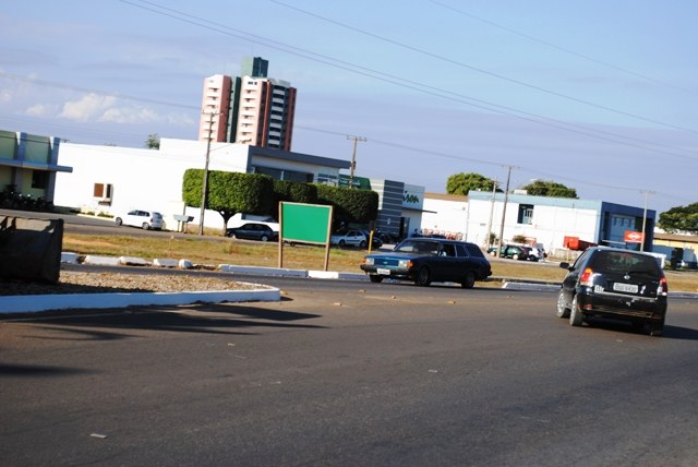 Rotatória interditada equivocadamente obriga motoristas a fazer manobra perigosa
