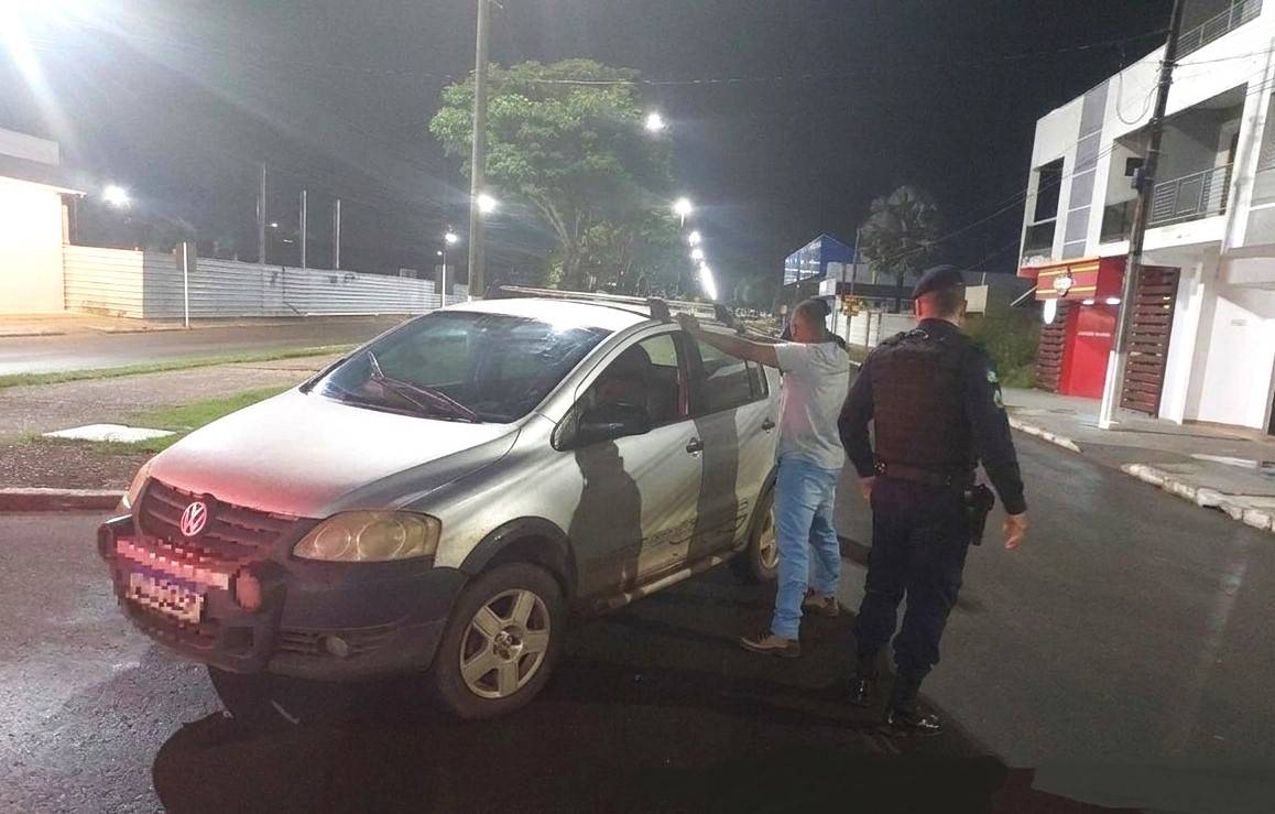 Bêbado, dirigindo carro na contramão e com faróis apagados, homem é preso em Vilhena e justifica: tinha levado “fora” de mulheres