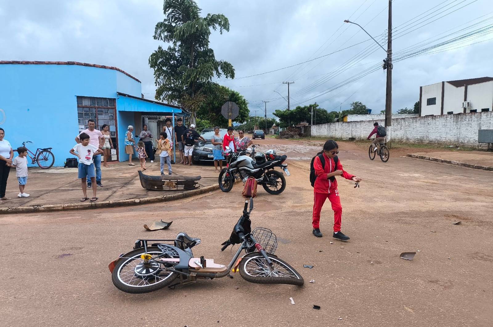 Após atingir bicicleta elétrica na qual estavam duas irmãs, uma de apenas 4 anos, motorista de picape foge sem prestar socorro, em Vilhena