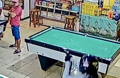 IMAGENS CHOCANTES: câmeras registram momento em que homem é executado a tiros e mulher fica ferida em bar de cidade vizinha