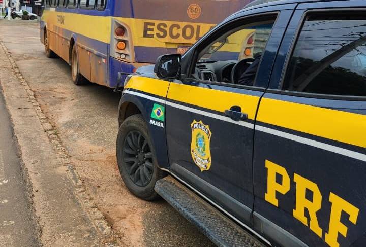 Motorista de transporte escolar foge de abordagem da PRF deixando para trás ônibus com alunos a bordo, em Vilhena