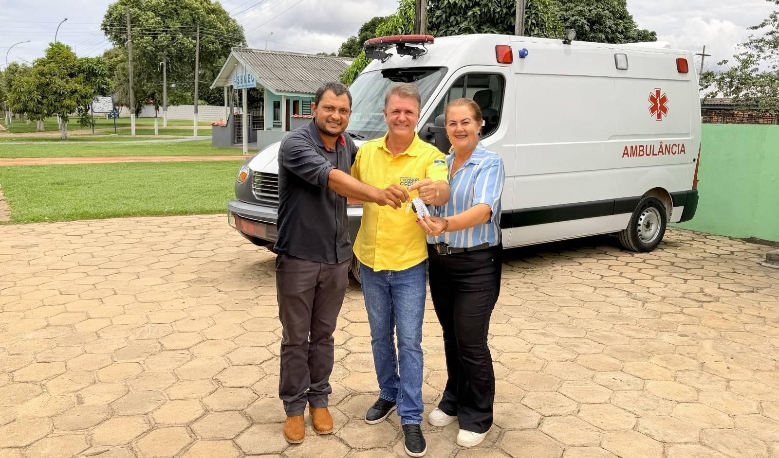 Prefeita Valéria Garcia e vereador Dora agradecem deputado Luizinho Goebel por ambulância de R$ 315 mil para Pimenteiras do Oeste