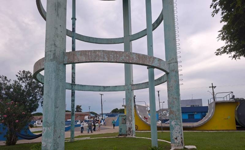 SURREAL: “mendigos” saem na paulada disputando espaço para pedir dinheiro em praça pública de Vilhena