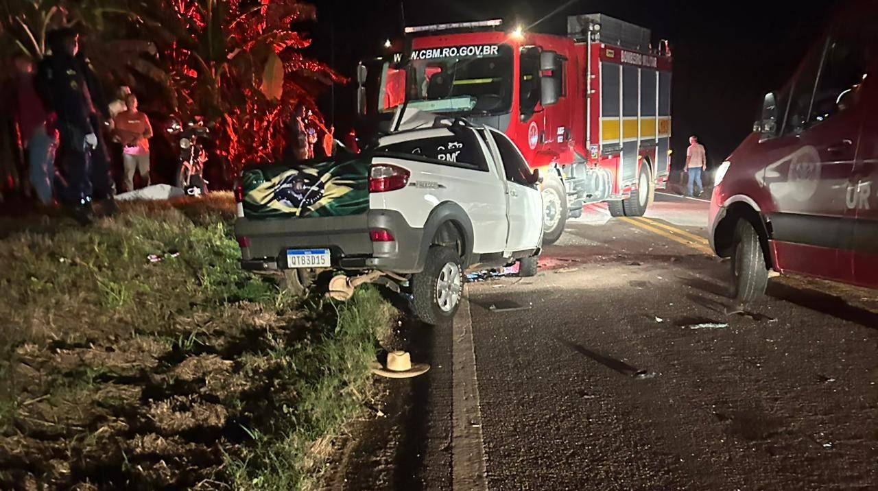 Acidente da BR 435, saída de Colorado do Oeste, deixa um morto preso às ferragens e outras três pessoas feridas