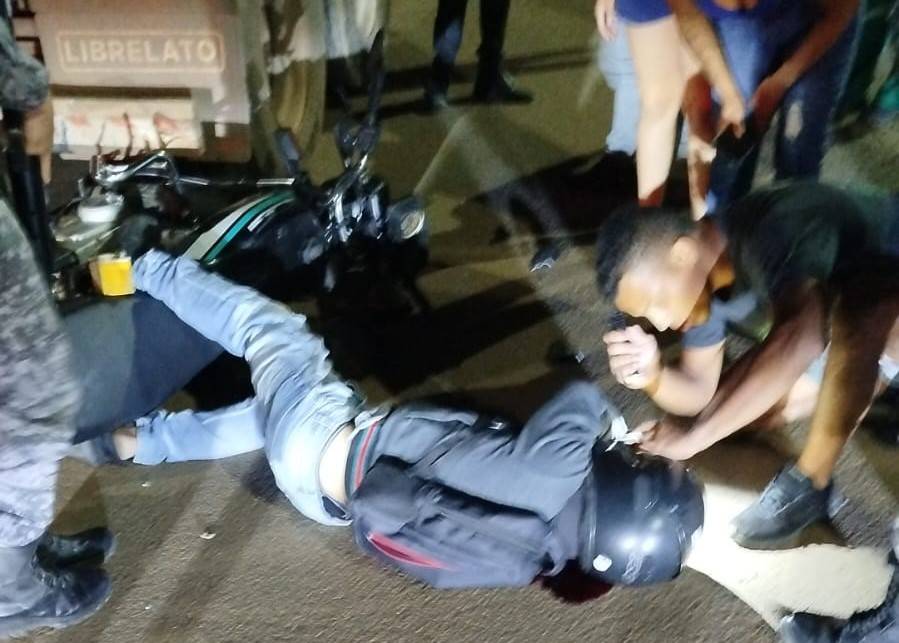 VÍDEO: é gravíssima a situação do motociclista que bateu na traseira de carreta que estaria estacionada de maneira irregular, em Vilhena