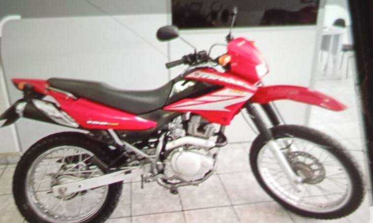 Proprietário persegue suspeito com facão pela rua, em Vilhena, e evita furto de motocicleta em plena luz do dia
