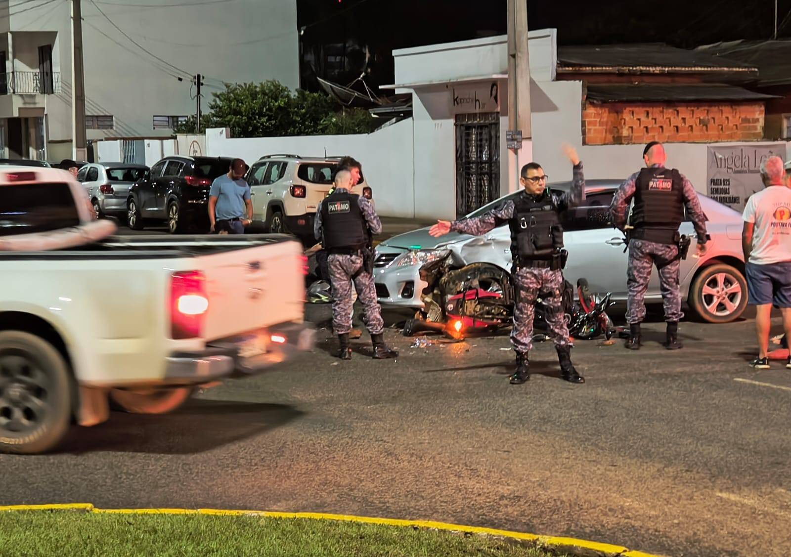 Após “furar sinal” e bater em carro, motociclista com sinais de embriaguez recusa teste do bafômetro e foge de hospital, em Vilhena
