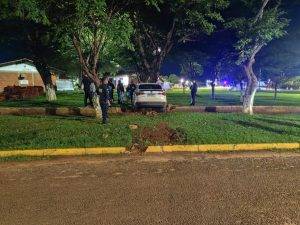 Dirigindo embriagado, motorista “atropela” árvore, recusa bafômetro e resiste à prisão, mas acaba algemado, em Vilhena