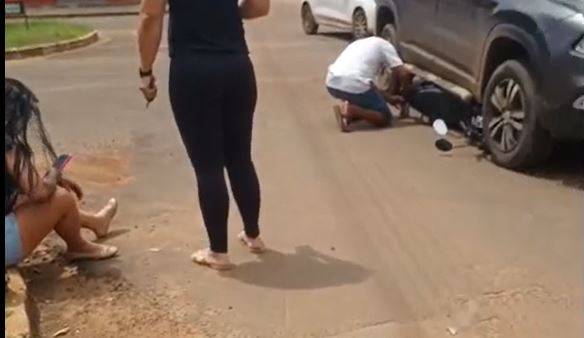 VÍDEO IMPRESSIONANTE: leitor registra “milagre” no trânsito de Vilhena, após motoneta ir parar embaixo de picape