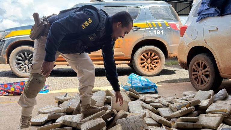 Agentes da PRF apreendem mais de 160 kg de supermaconha e prendem casal que tentava evitar fiscalização, em rodovia de Vilhena