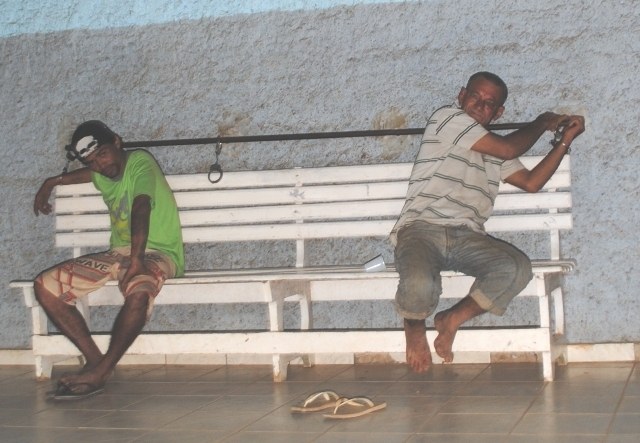Após arrombar açougue, dupla rouba cofrinho de doações e peça de lingüiça