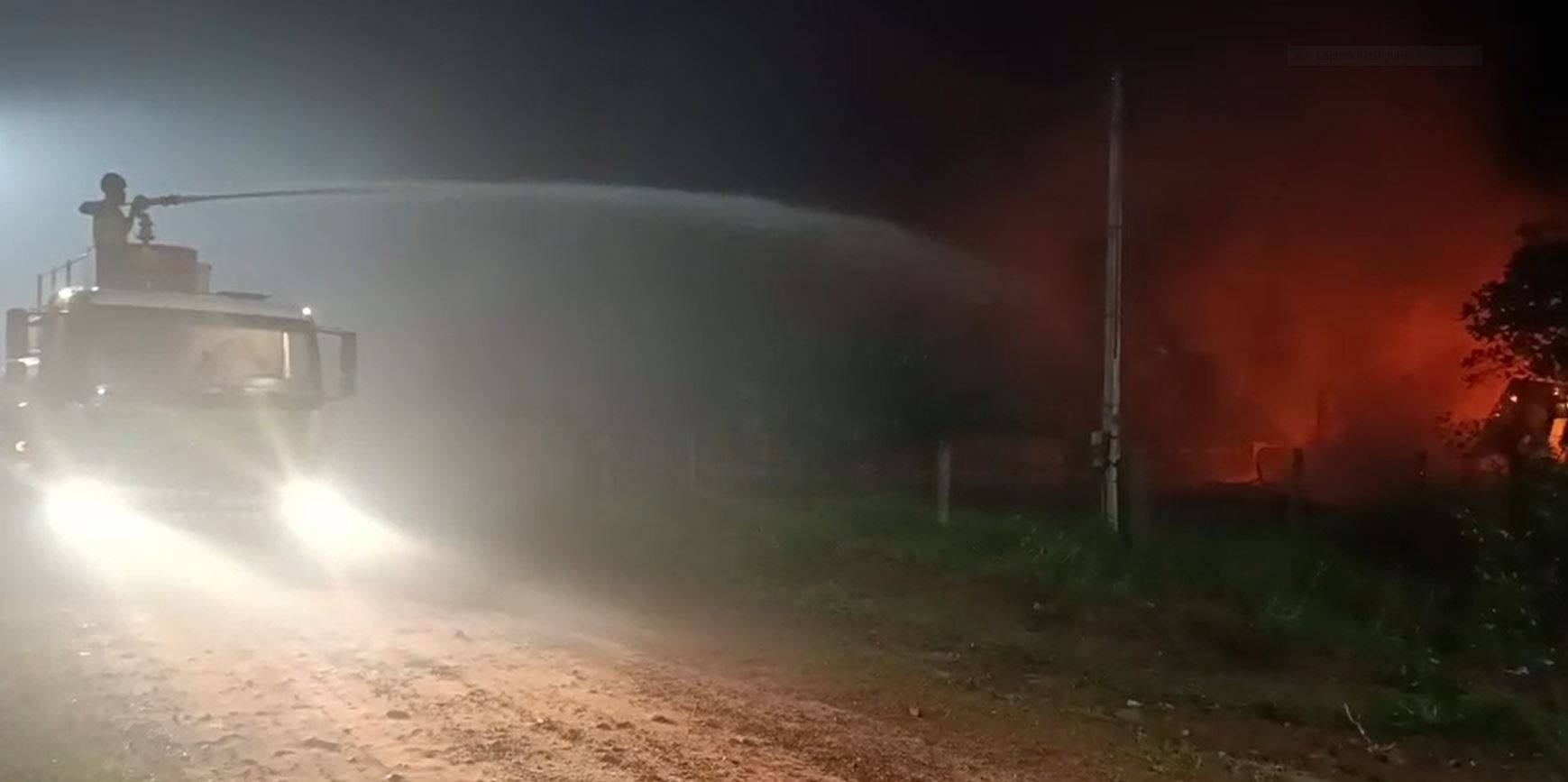 ASSISTA VÍDEOS: na madrugada, incêndio consome casa de madeira em distrito de Pimenta Bueno às margens da BR 364