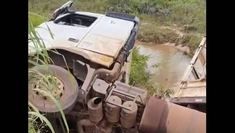 ASSISTA VÍDEO: dirigindo carreta de empresa vilhenense, motorista “cochila” em rodovia de MT e vai parar dentro de rio