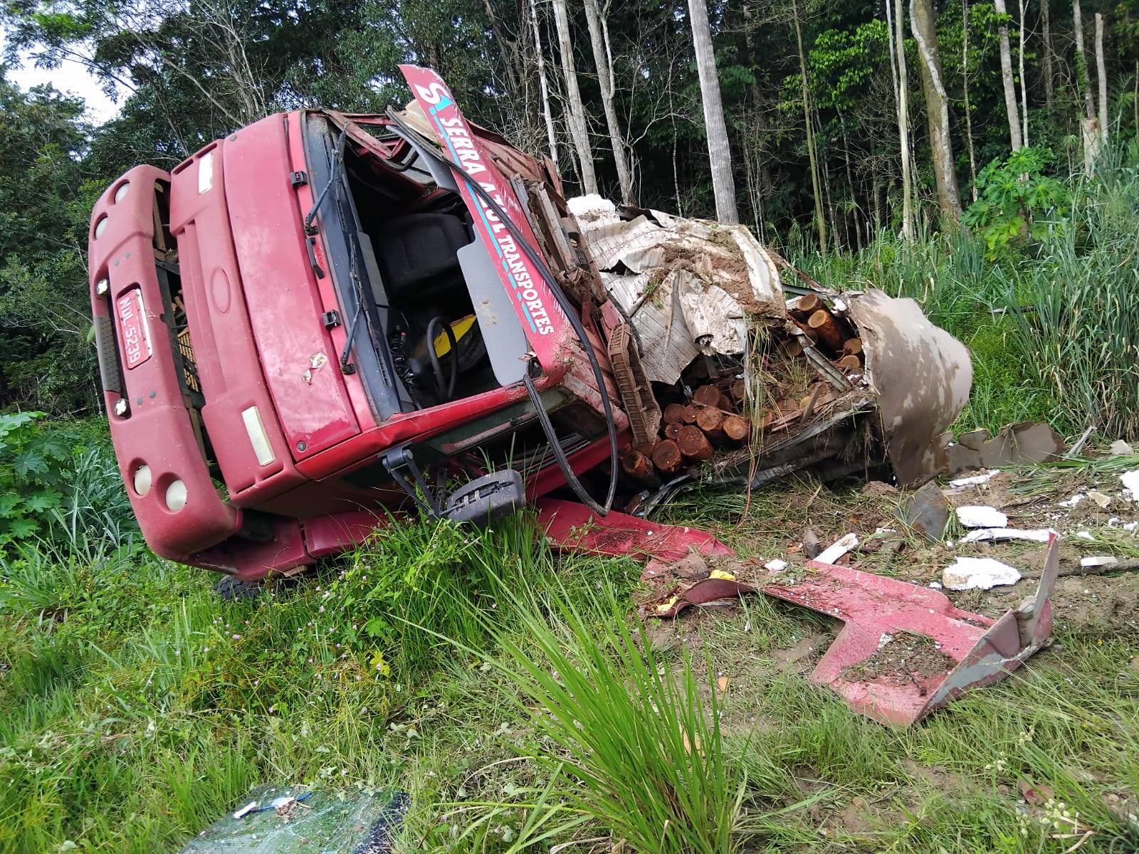 Caminhão tomba na BR 435, entre Vilhena e Colorado do Oeste, mas Bombeiros de nenhuma das cidades não atenderam a ocorrência