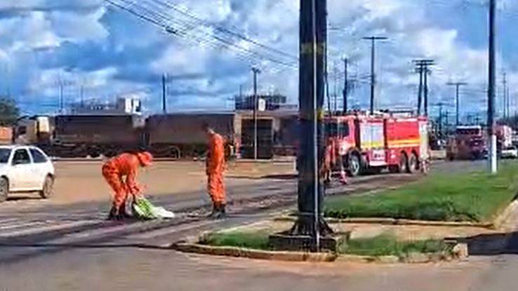 ASSISTA VÍDEO: Bombeiros de Vilhena interrompem fluxo de veículos após vazamento de óleo em trecho de rodovia