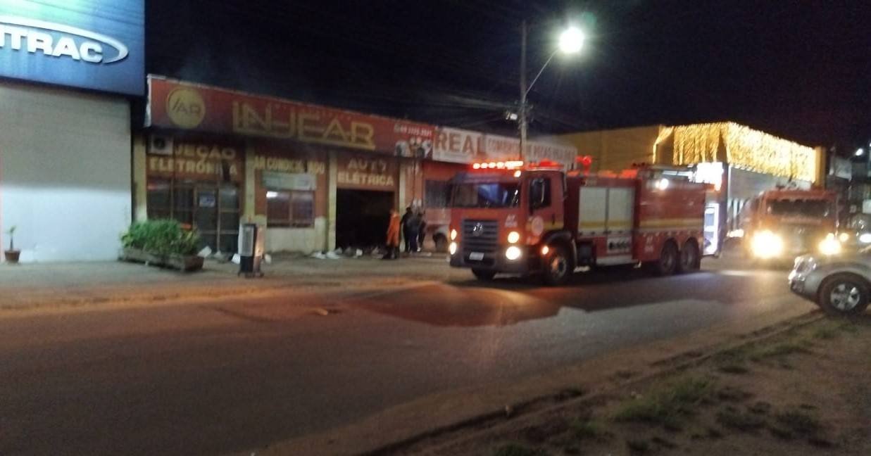 ASSISTA VÍDEOS: incêndio atinge oficina no centro de Vilhena e mobiliza equipes do Corpo de Bombeiros