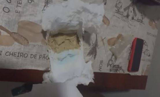 Homem usando pistola furtada da própria Polícia Militar, e suspeito de envolvimento em assassinato, é preso em Vilhena