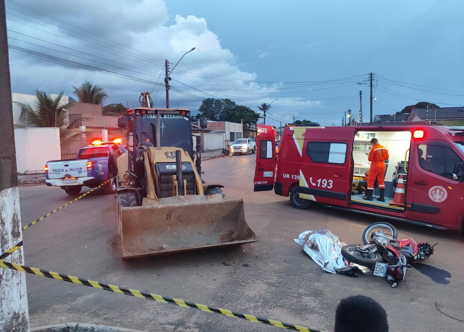 VEJA VÍDEO: piloto de motocicleta morre na hora após bater em retroescavadeira e capacete se desprender, em Vilhena