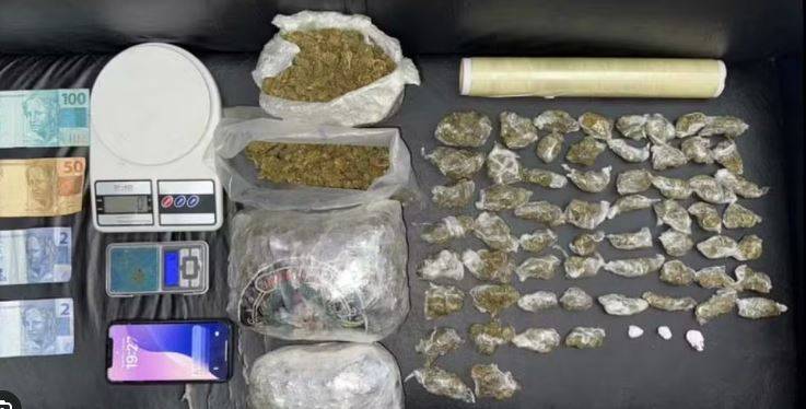Após abordar homem em atitude suspeita, policiais militares encontram várias porções de drogas na casa dele, em Vilhena