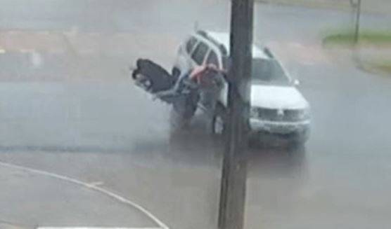 ASSISTA VÍDEO: motociclista que atingiu carro que avançou a preferencial segue internada e precisará passar por cirurgia, em Vilhena