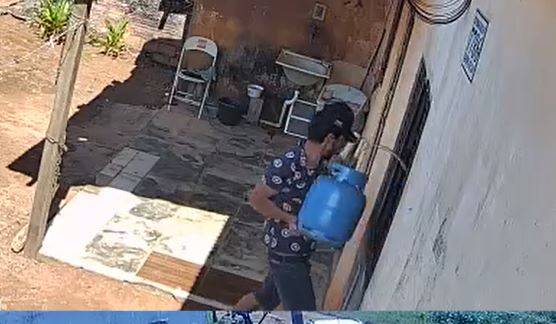 ASSISTA VÍDEO: filmado furtando botijão de gás após arrombar janela de casa, ladrão é preso em Vilhena e confessa o crime