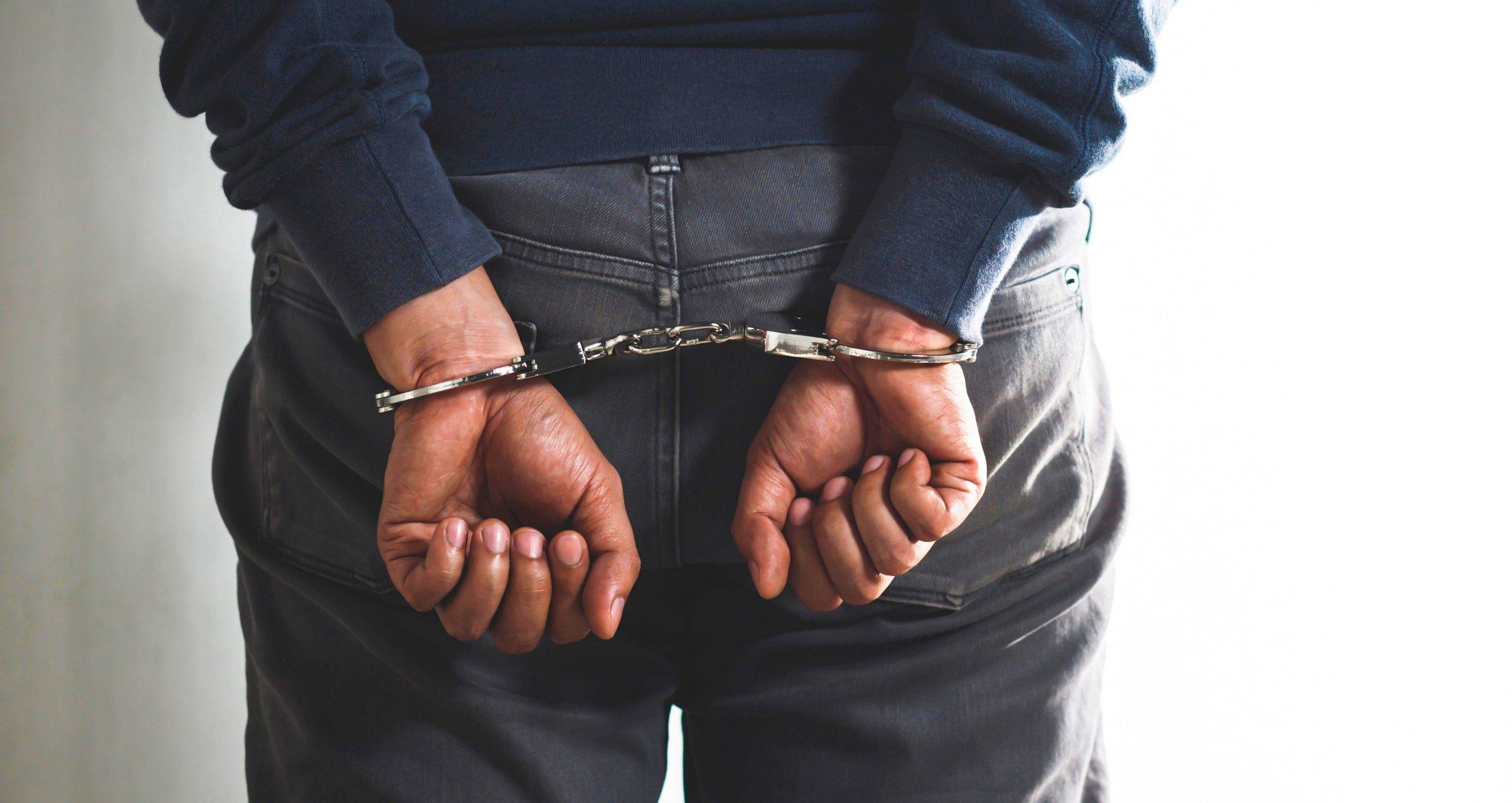 Rapaz invade a casa da ex, morde braço de policial, acaba preso e ofende guarnição, em Vilhena: “bando de vagabundos"