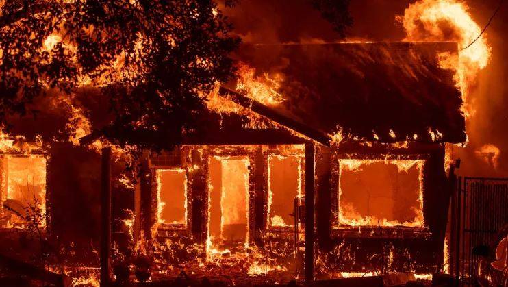 Bombeiros são acionados para combater incêndio que teria sido provocado por motocicleta de luxo, em Vilhena