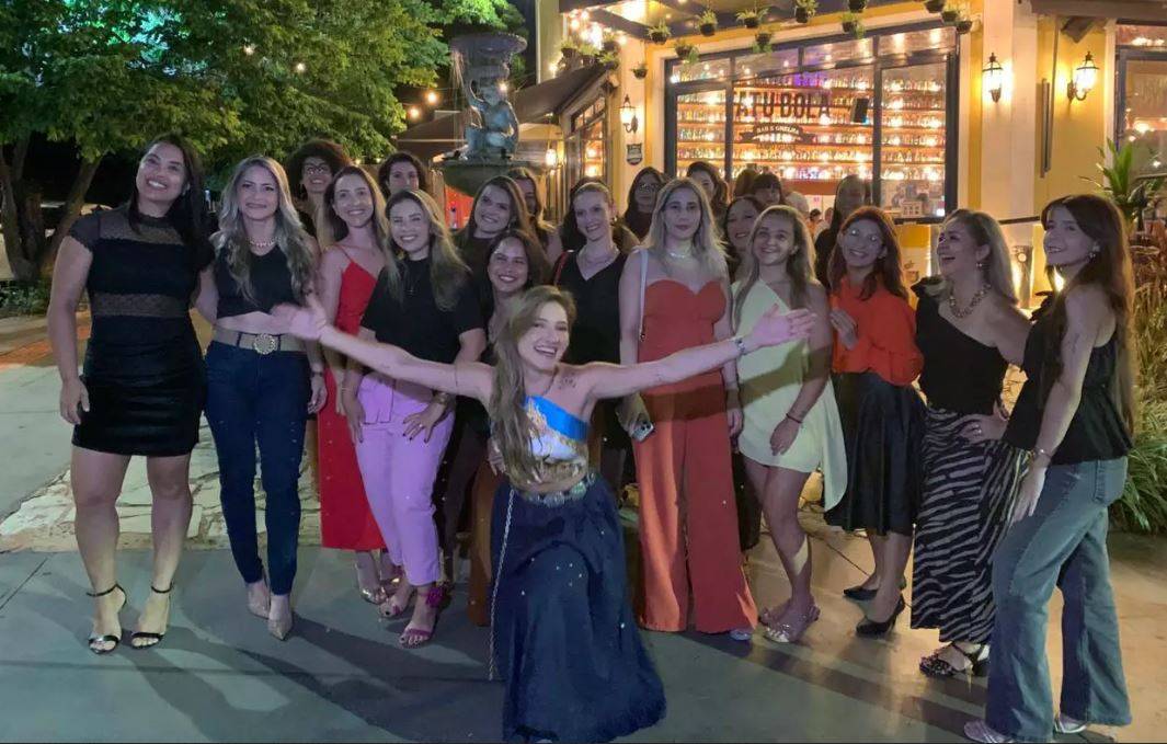 Após viralizar pedindo amigas na capital de MS, arquiteta vilhenense lotou bar com mais de 30 mulheres