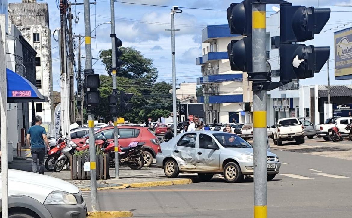 VÍDEO: veículos dirigidos por moradora de Colorado do Oeste e idoso sem CNH batem no cruzamento mais movimentado de Vilhena