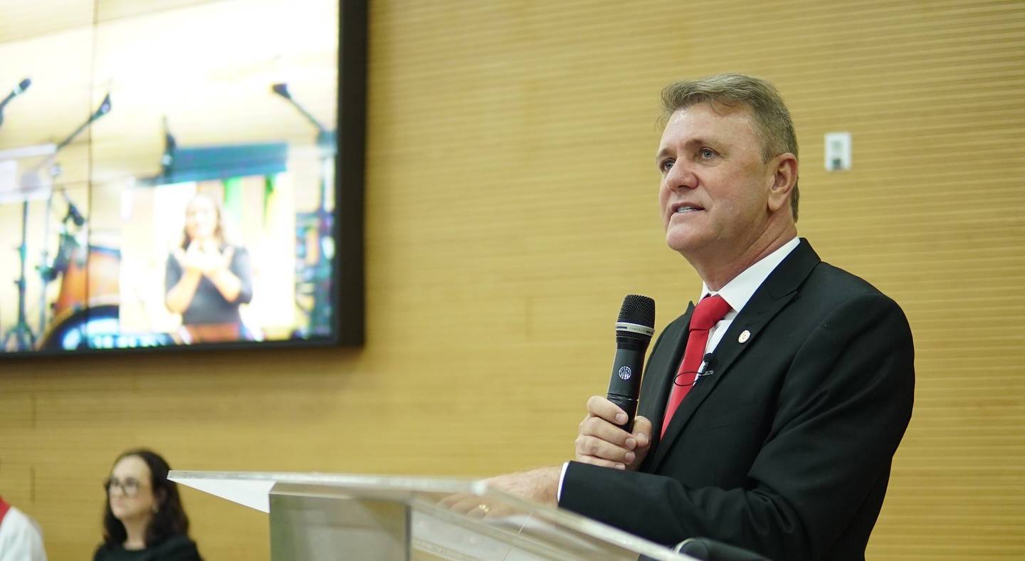 Deputado Luizinho Goebel incentiva jovens a tirarem título de eleitor e participarem da vida política