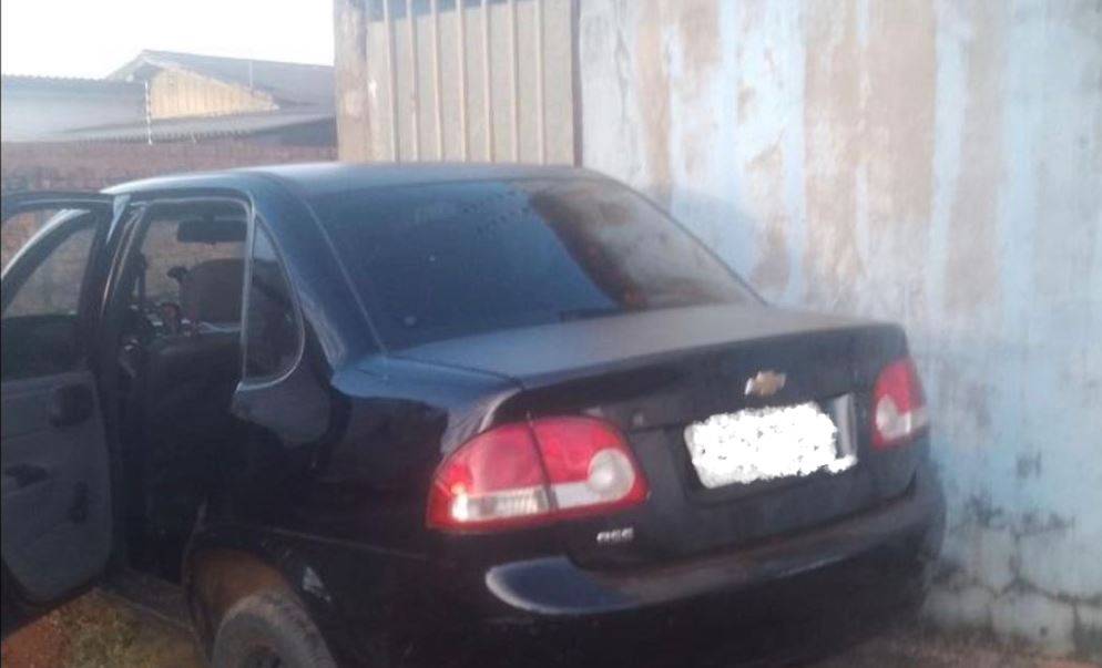 Após ameaça, tiroteio e carro em fuga “atropelando” muro, rapaz de 22 anos é preso junto com adolescente faccionado, em Vilhena