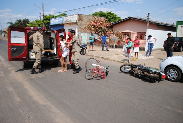 Ciclista desvia de carro estacionado e é atropelada por moto