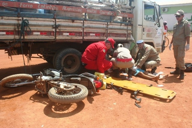 Acidente na avenida Tancredo Neves deixa motoqueiro com ferimentos graves