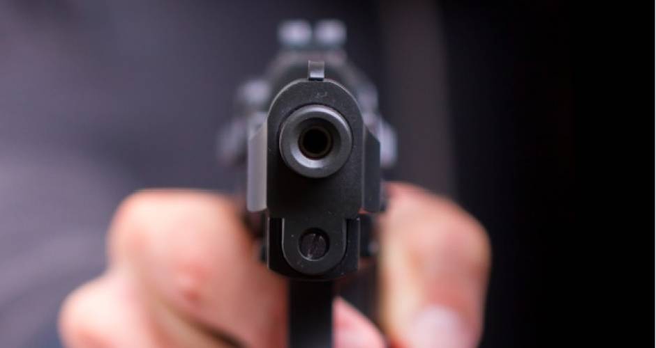Após dois assaltos em sequência, ladrão sai na porrada com testemunha e tenta fugir, mas acaba preso dentro de madeireira, em Vilhena