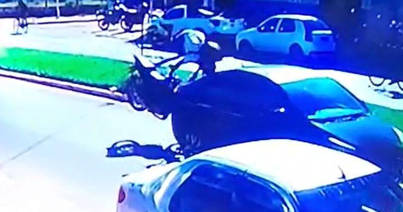 ASSISTA VÍDEO: câmera flagra momento em que motociclista dá “pirueta” no ar depois de bater em carro em avenida de Vilhena