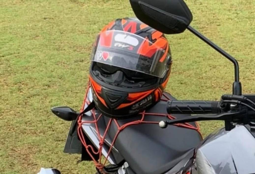 Mulher mente para proteger o marido que tinha furtado e vendido capacete, e os dois vão parar na polícia, em Vilhena