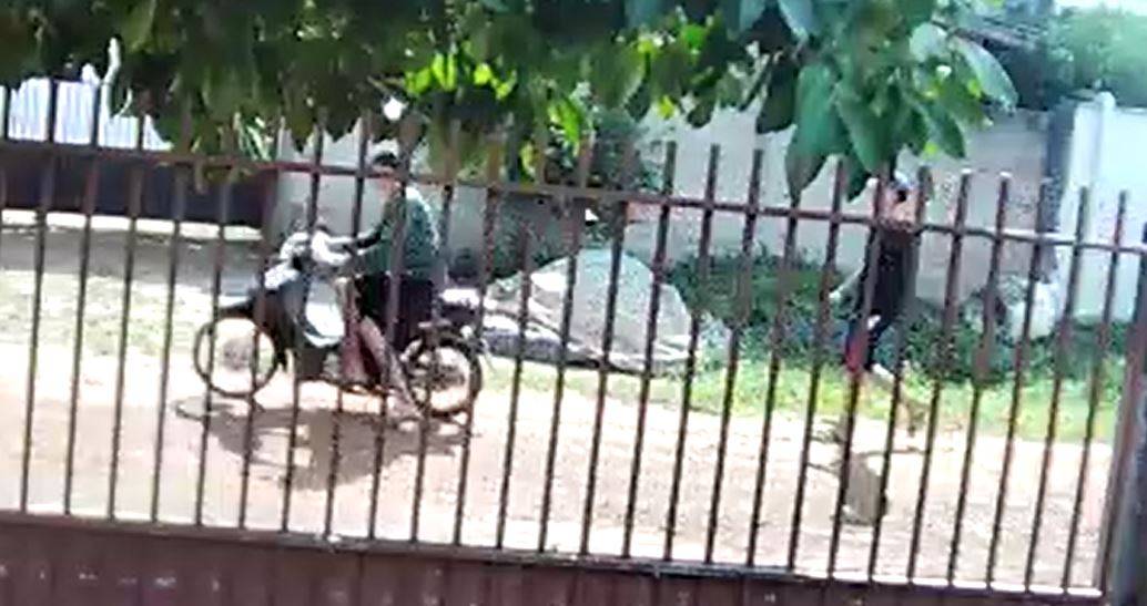 ASSISTA VÍDEOS: ladrões são filmados furtando motoneta estacionada em frente a casa de trabalhadora na área da saúde, em Vilhena