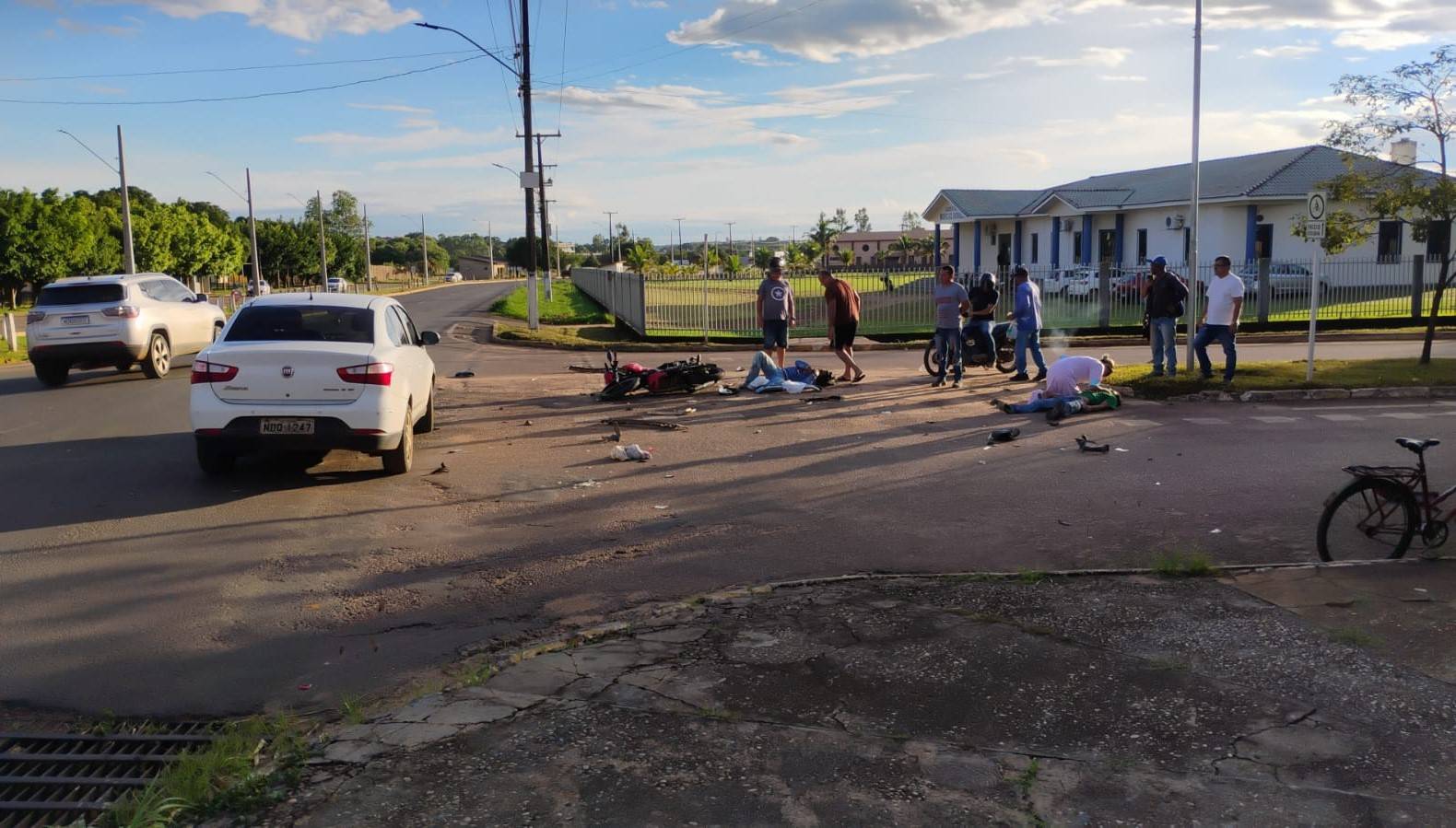 Levando compatriota na garupa da moto, venezuelano sofre laceração grave na perna ao ser atingido por picape, em Vilhena