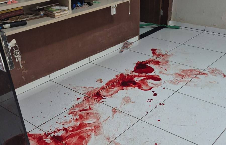 VÍDEO: Polícia Civil prende em flagrante, mulher acusada de invadir casa, esfaquear duas pessoas e matar idosa, em Vilhena
