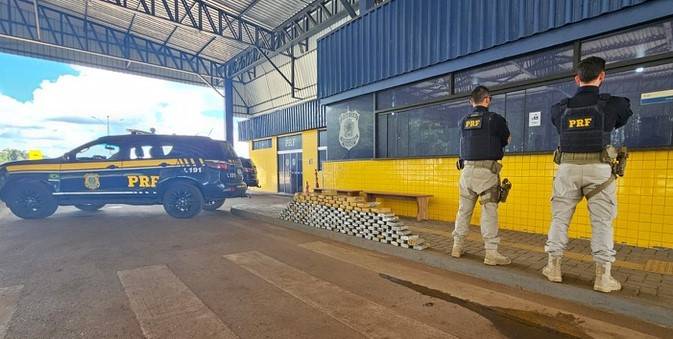 Agentes da PRF apreendem cerca de 200 kg de entorpecentes escondidos em pneus de caminhão, em Vilhena
