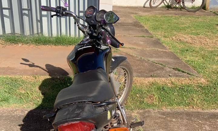 Polícia Militar de Colorado do Oeste recupera motocicleta furtada em Vilhena; duas pessoas foram detidas
