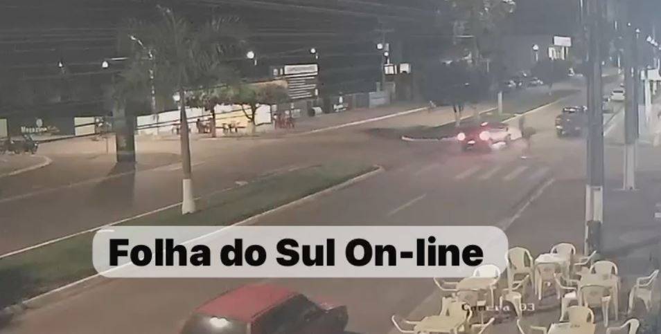 ASSISTA VÍDEO: câmera registra momento em que motocicleta é atingida por carro no centro de Cerejeiras