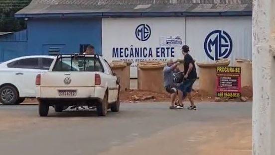 ASSISTA VÍDEO: após acidente envolvendo carro e moto, idoso é nocauteado com golpe de capacete, em Vilhena