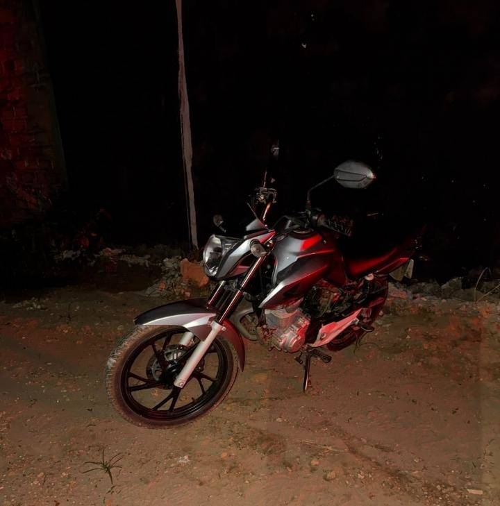 Denúncia anônima leva polícia até motocicleta abandonada em terreno baldio na área central de Vilhena