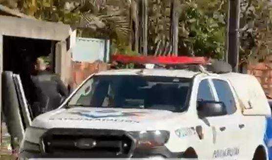 VÍDEO: em ação contra o tráfico, PMs encontram curiós presos, drogas e materiais elétricos furtados da prefeitura, em Vilhena
