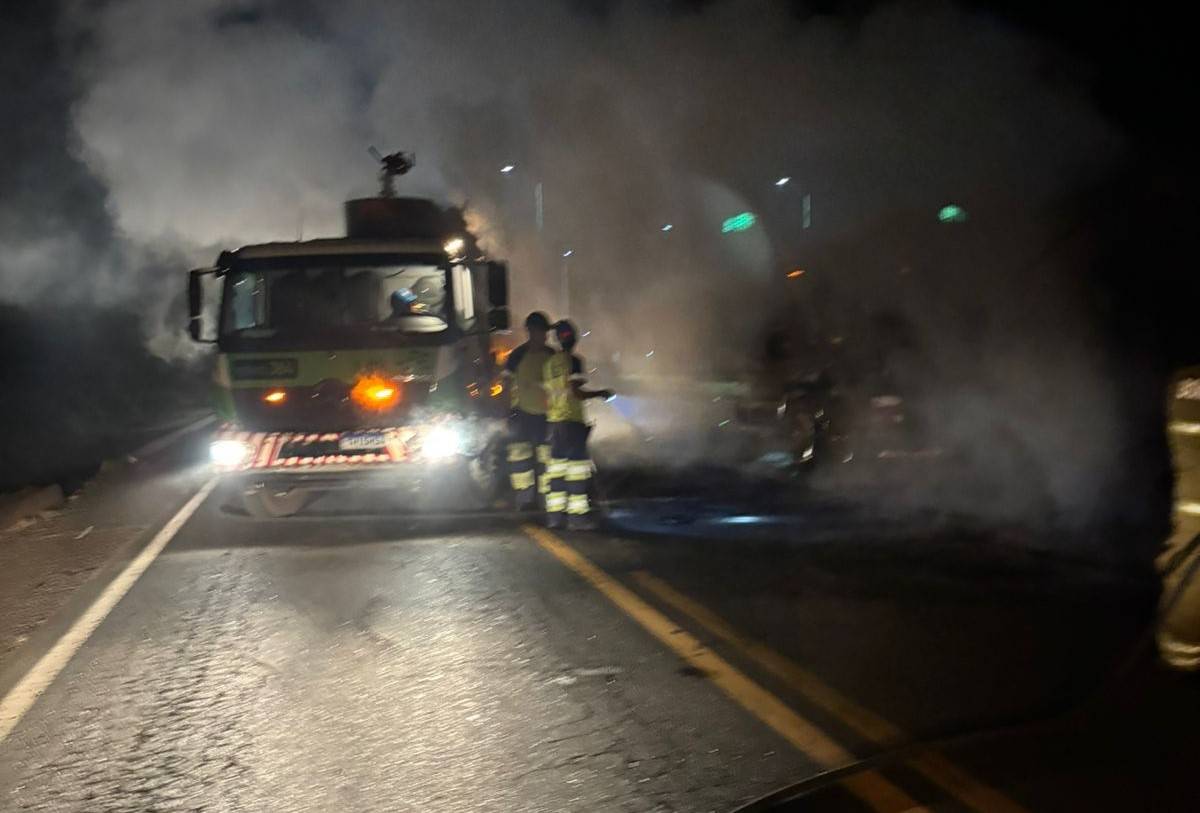 ASSISTA VÍDEOS: carregada de soja, carreta pega fogo após estouro de pneu na BR 364, entre Vilhena e Pimenta Bueno