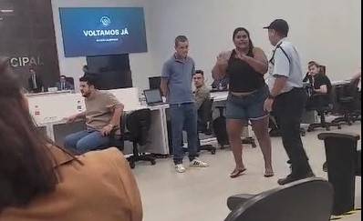 VÍDEO: mãe atípica “invade” sessão da Câmara de Vereadores e denuncia negligência e falta de assistência, em Vilhena